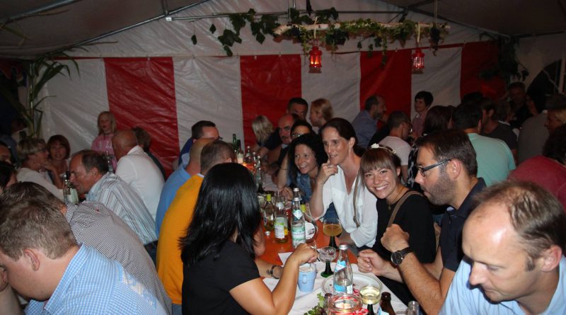 2016-08 Weinfest Neukirchen (4) Partyband Hubert-live NiederBayern