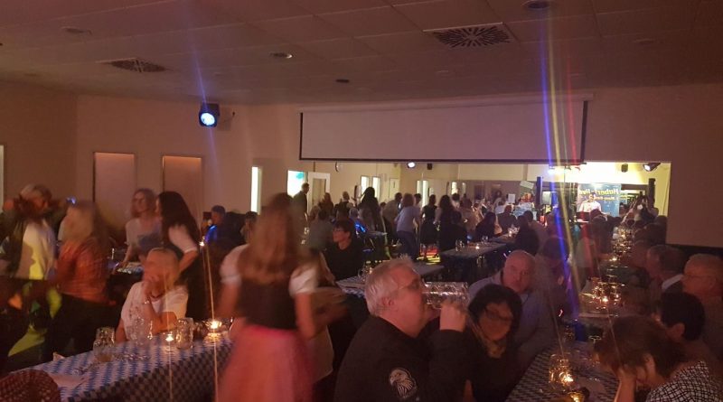 zünftiger Musiker Hubert bei Firmenoktoberfest