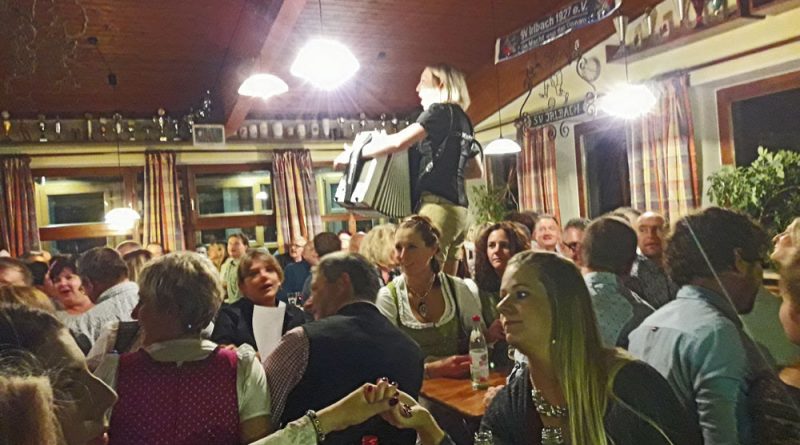 Corinna Zollner bei Weinfest in Irlbach