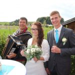 Hochzeitsmusiker Hubert mit Brautpaar